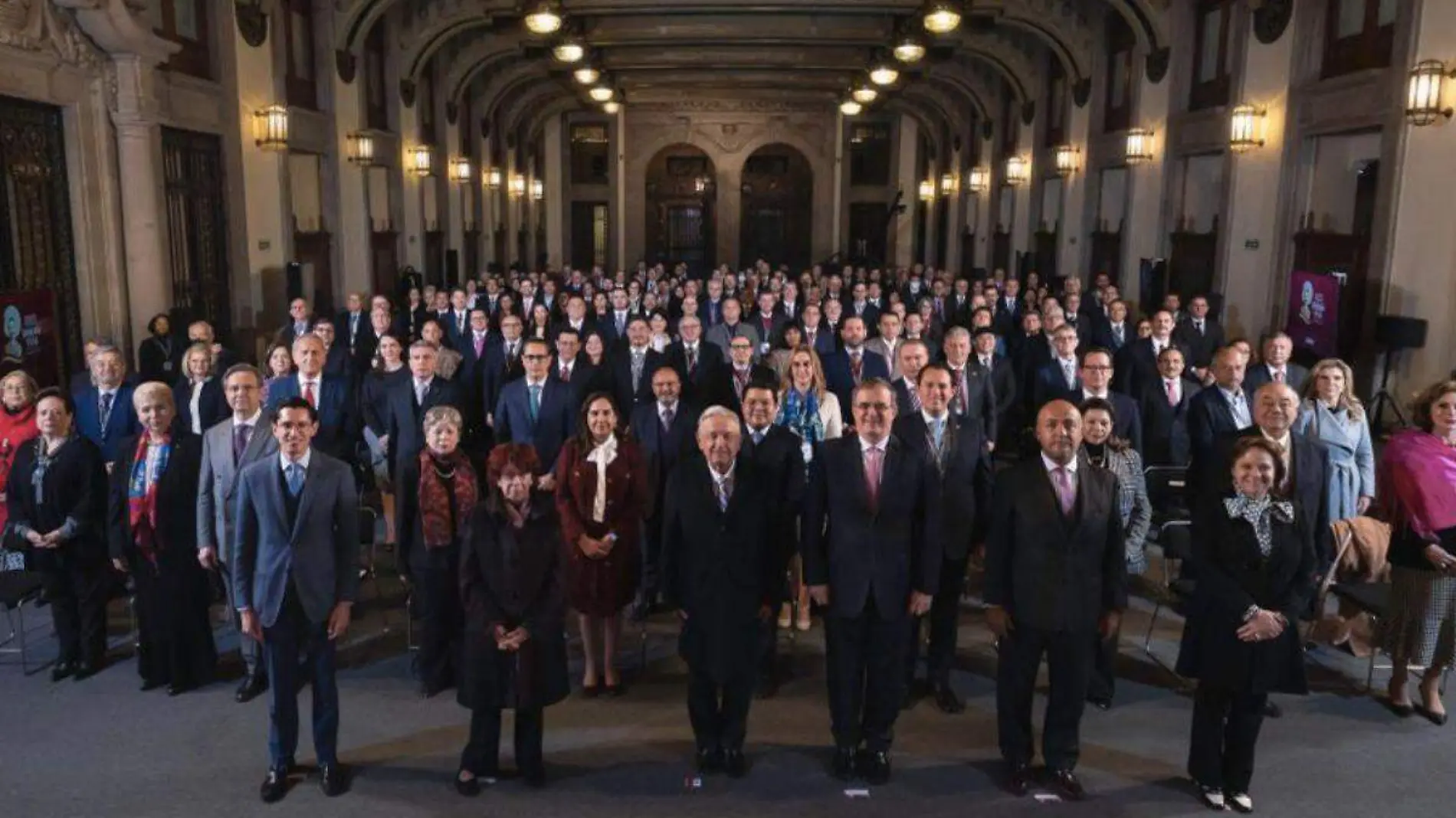 AMLO se reunió con cónsules y embajadores en Palacio Nacional